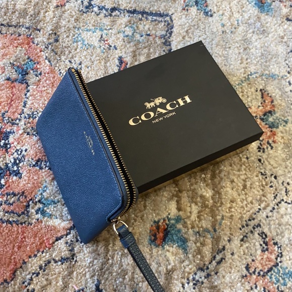 Coach wristlet - Picture 3 of 6